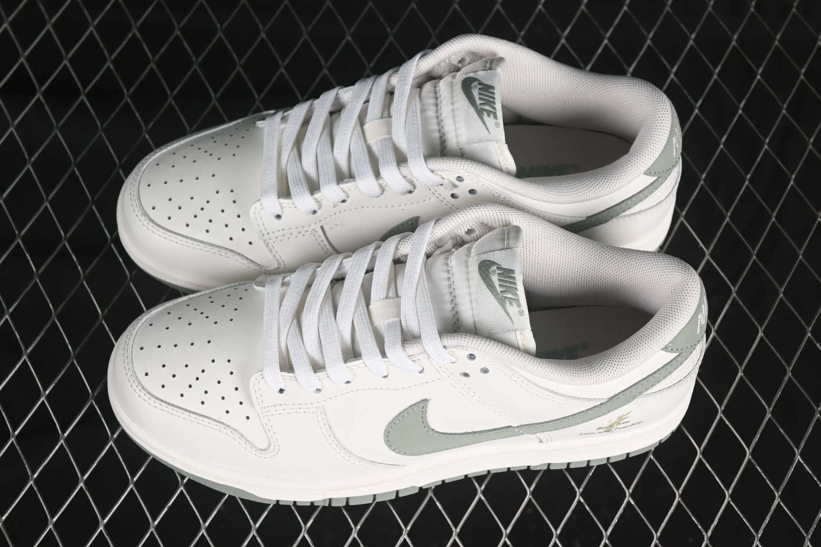 All Categories Nk SB Dunk Series Nk SB Dunk Low Low-top sneakers Nike SB Dunk Low Born Free Anniversary high-end customization Low-top casual sneakers WG0406-021
